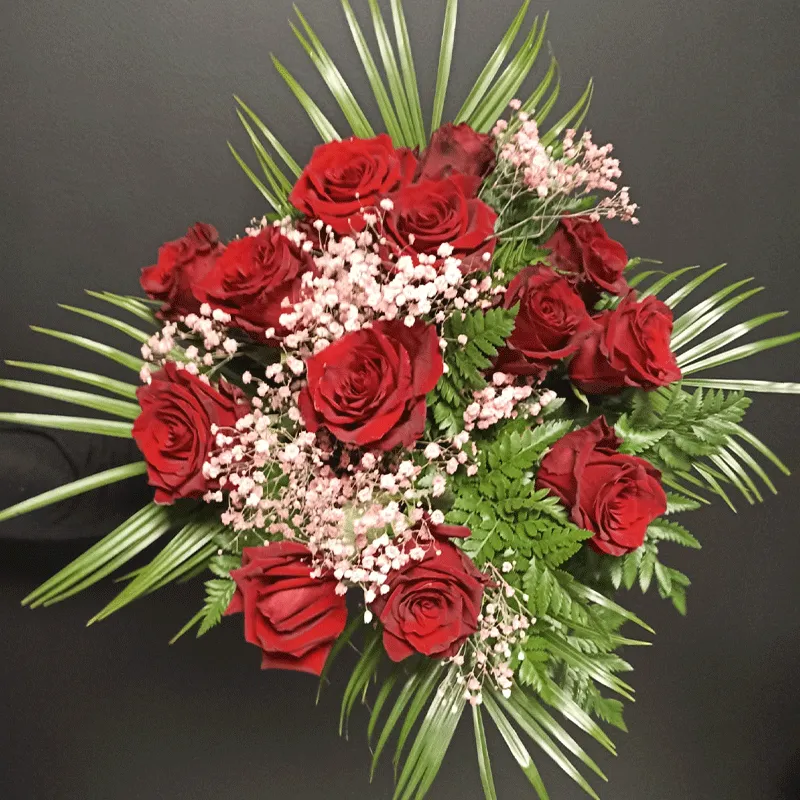 Splendide bouquet composé uniquement de roses rouges et gypsophile rose ou blanc