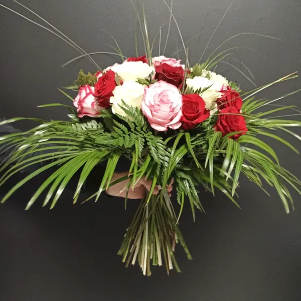 Somptueux bouquet rond composé de roses de couleur blanche, rose et rouge